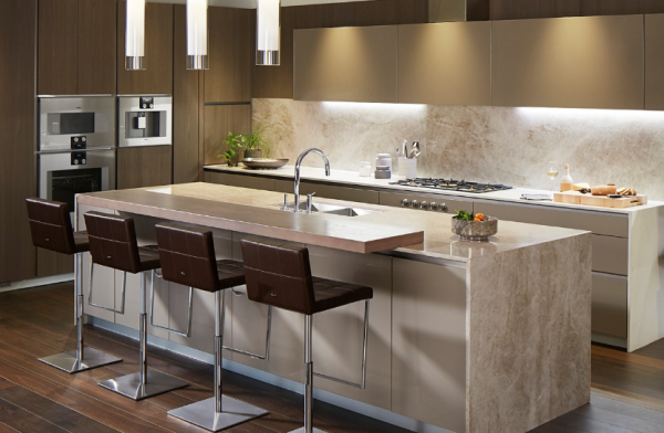 Dapur mewah dan elegan dengan aksen logam bertekstur